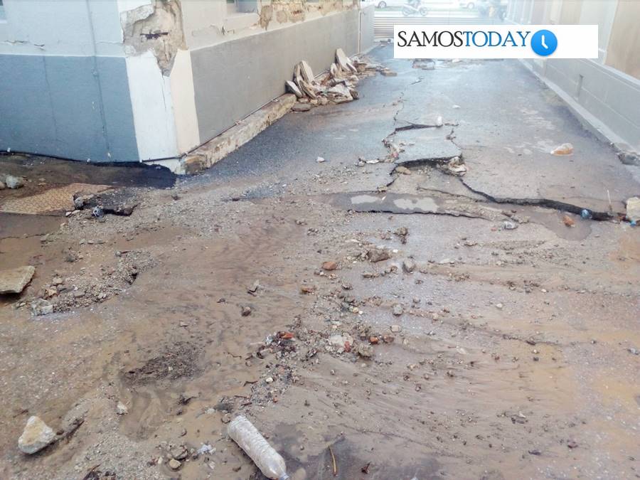 «Έσπασε» το οδόστρωμα στην οδό Εμμανουήλ Σοφούλη στην πόλη της Σάμου, λόγω της βροχόπτωσης