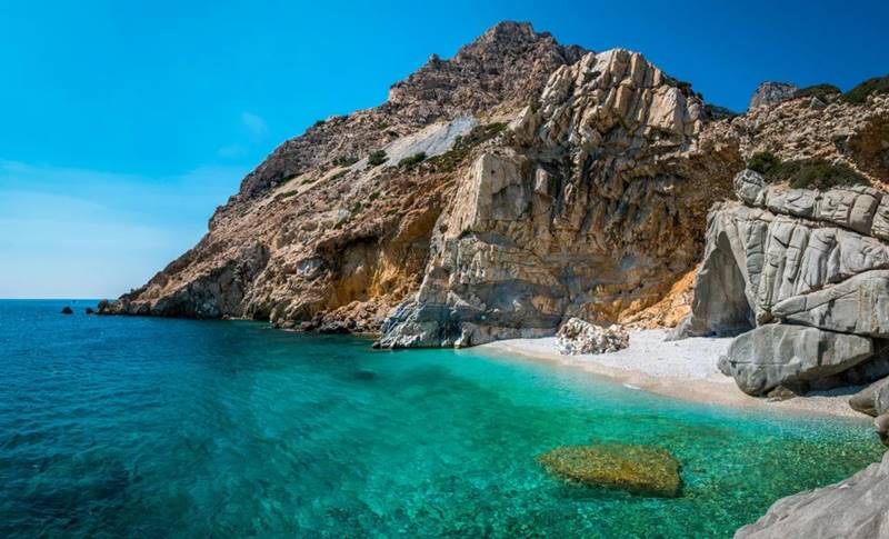 Διακοπές εν μέσω πανδημίας: 5 μέρη στην Ελλάδα στους ασφαλέστερους προορισμούς στην Ευρώπη. Το Κοκκάρι και η Ικαρία στη λίστα