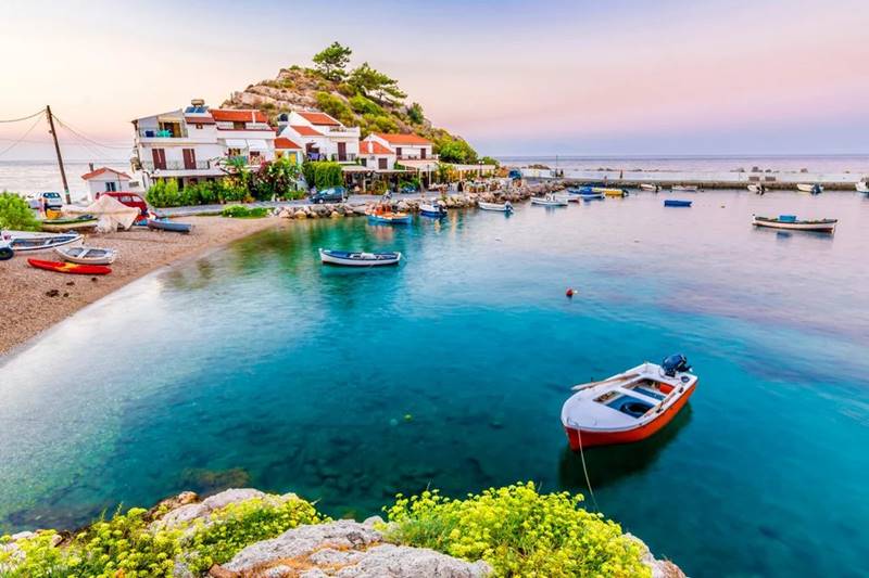 Διακοπές εν μέσω πανδημίας: 5 μέρη στην Ελλάδα στους ασφαλέστερους προορισμούς στην Ευρώπη. Το Κοκκάρι και η Ικαρία στη λίστα