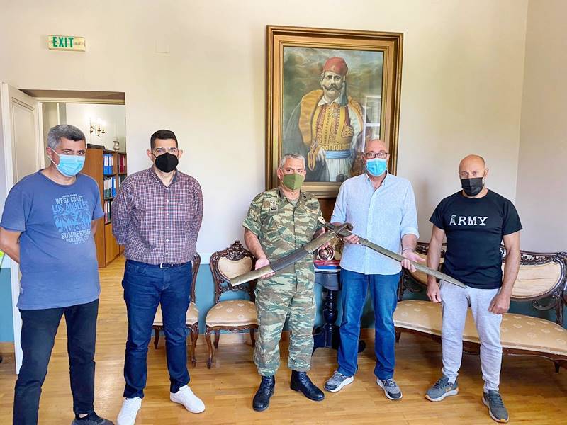 Παραδόθηκαν τα σπαθιά του Καπετάν Λαχανά στον Ελληνικό Στρατό για συντήρηση