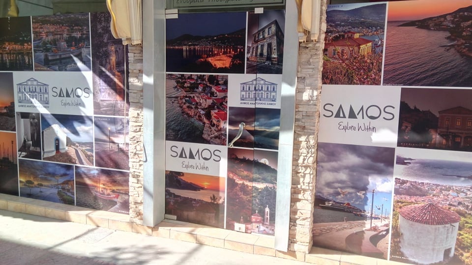 Κολάζ επιλεγμένων φωτογραφιών κοσμούν βιτρίνα ακινήτου στην πόλη της Σάμου
