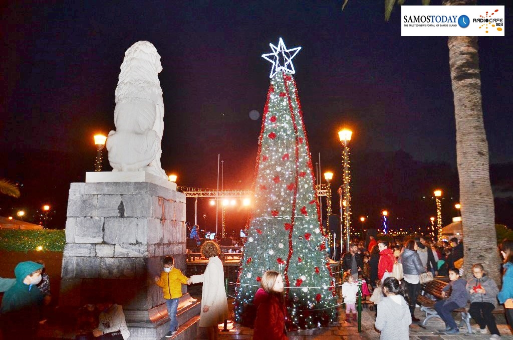 Φωταγωγήθηκε το Χριστουγεννιάτικο δένδρο στην πόλη της Σάμου και άπλετο φως γέμισε τις καρδιές μας