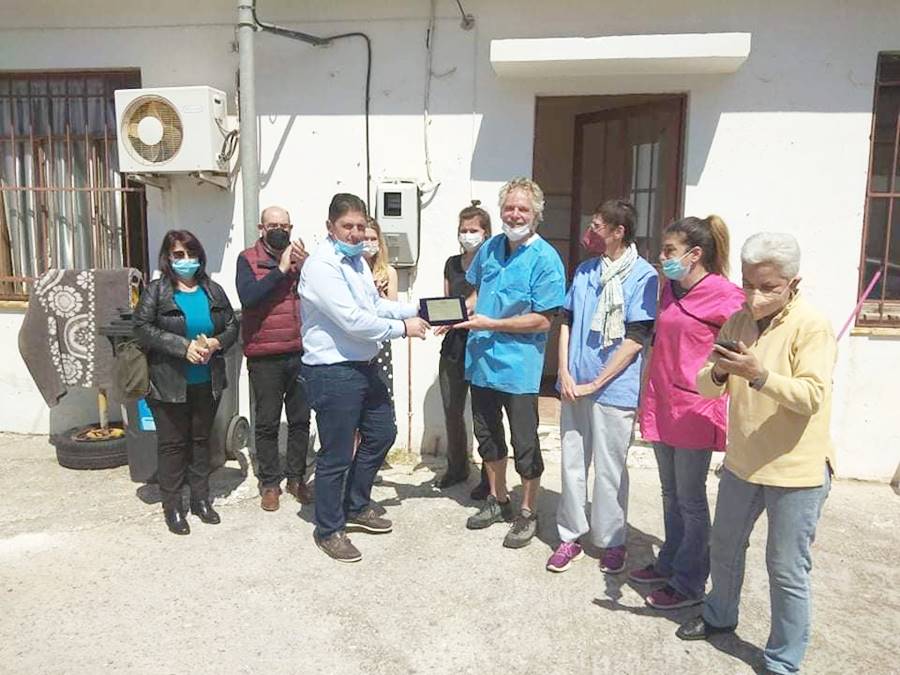 Ο Δήμος Ανατολικής Σάμου τίμησε τον εθελοντή κτηνίατρο Victor Lans