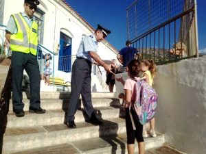 Ενημερωτικό υλικό με συμβουλές κυκλοφοριακού περιεχομένου, διένειμαν αστυνομικοί σε μαθητές δημοτικών σχολείων και γονείς, στα νησιά του Βορείου Αιγαίου