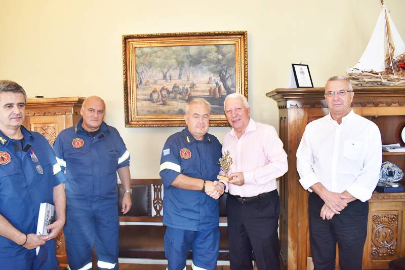 Επίσκεψη Διοικητών Πυροσβεστικών Υπηρεσιών στον Περιφερειάρχη Κωνσταντίνο Μουτζούρη