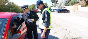 Ενημερωτικά φυλλάδια οδικής ασφάλειας διανεμήθηκαν από αστυνομικό προσωπικό σε οδηγούς οχημάτων και πεζούς, ενόψει των εορτών του Πάσχα