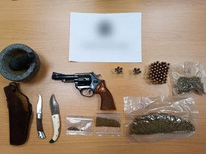 Συνελήφθη αλλοδαπός στη Σάμο κατηγορούμενος για κατοχή ναρκωτικών ουσιών και παράνομη οπλοκατοχή