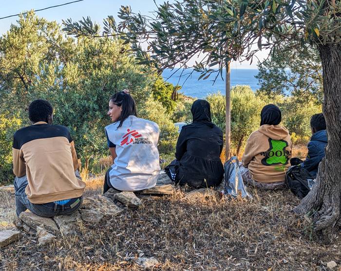 Γιατροί Χωρίς Σύνορα για Ελλάδα: Αιτούντες άσυλο αναφέρουν ξυλοδαρμούς, εξευτελιστικές σωματικές έρευνες και επαναπροωθήσεις