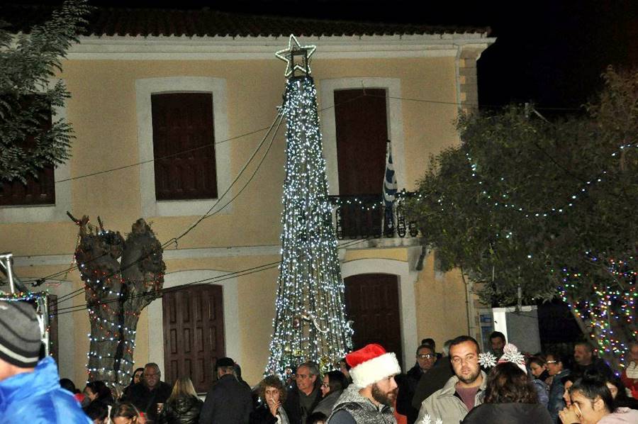Φωταγωγήθηκε το Χριστουγεννιάτικο δέντρο στους Μυτιληνιούς με την παρουσία αρκετού κόσμου παρά το κρύο